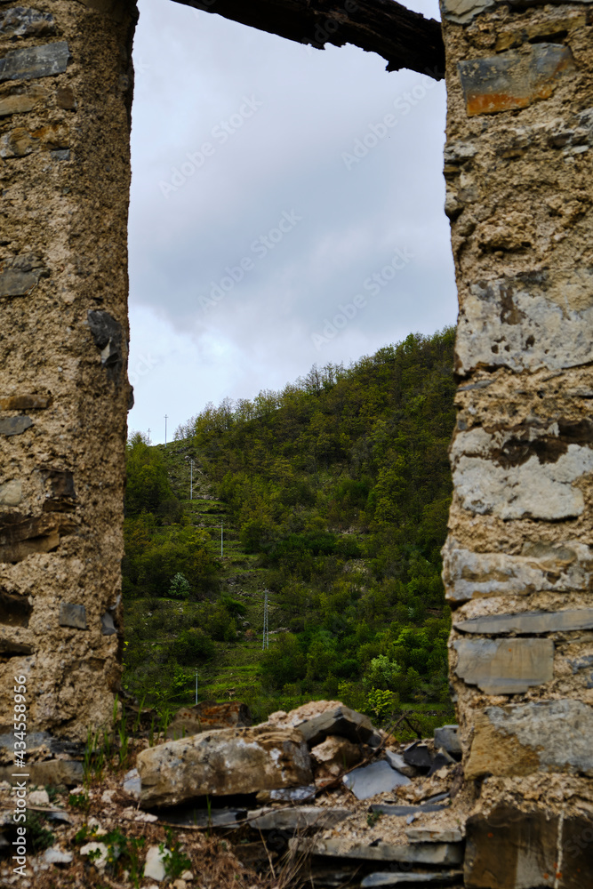Foto scattata nel paese abbandonato di Connio in Val Borbera (AL).