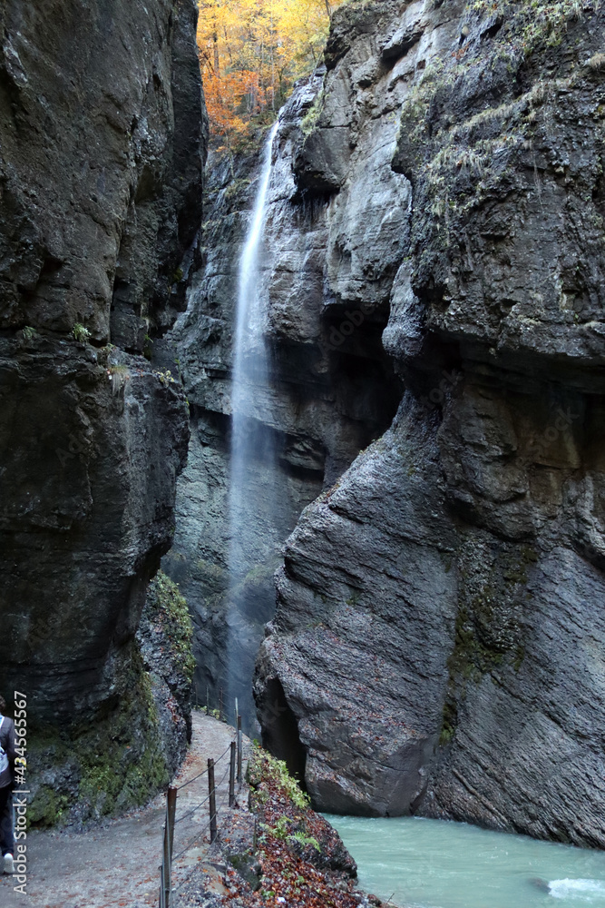 Fluss und Wasserfall durch Klamm in Baynern