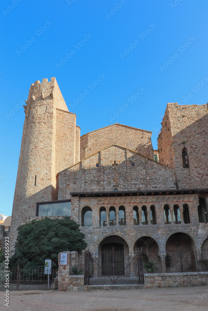 Espagne - Ancien Monastère de Sant Féliu de Guixols - Vue sur les tours fortifiées et la partie romane