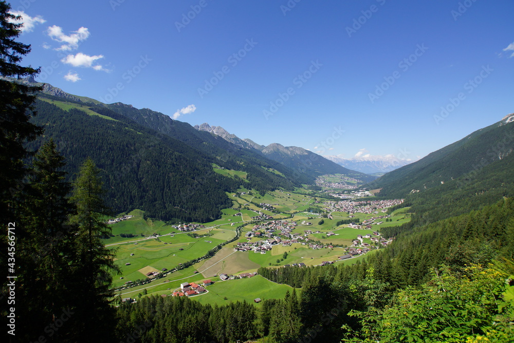 Obraz premium オーストリア・アルプス山脈Stubaitalの夏の景色