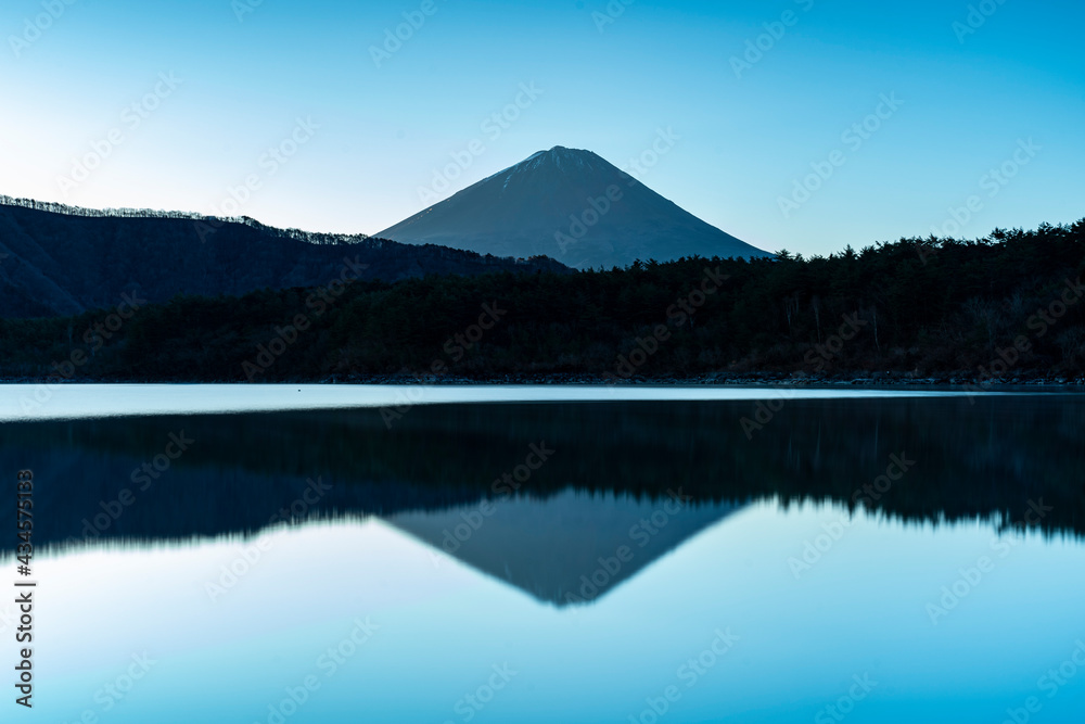 反射する富士山