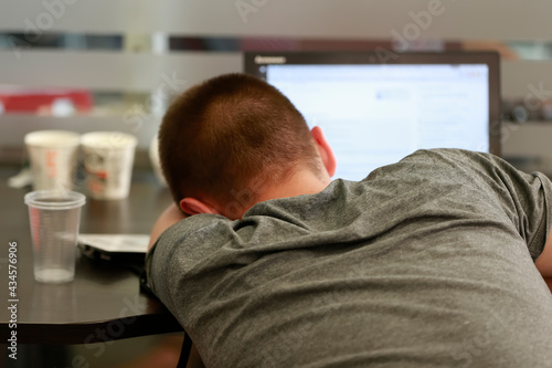 The programmer fell asleep at work. Fall asleep at work. Fatigue at work. Fall asleep at the computer