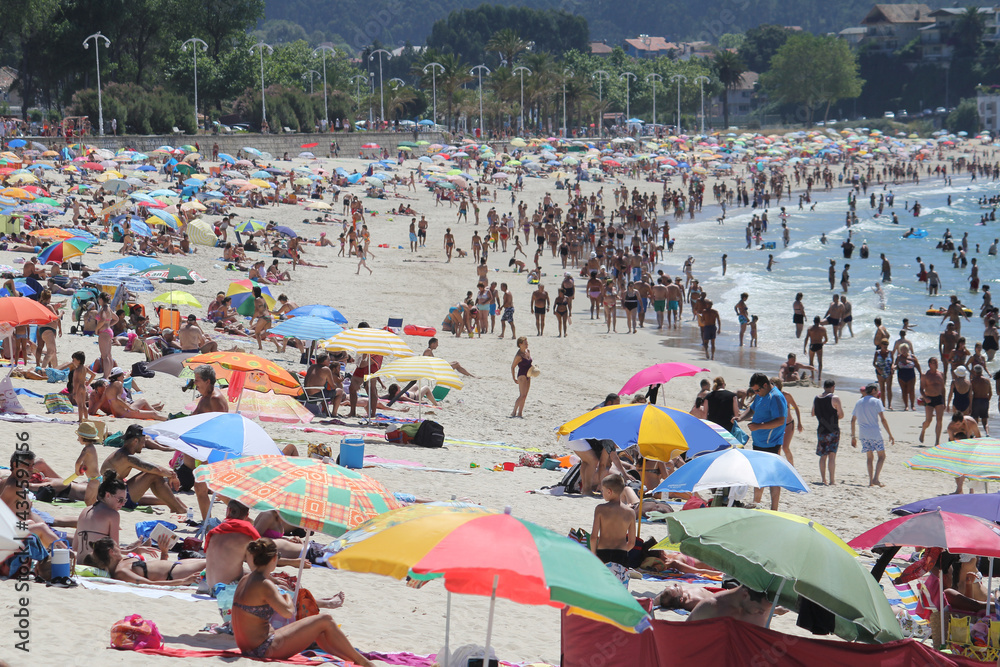 Obraz premium playa de España con multitud 
