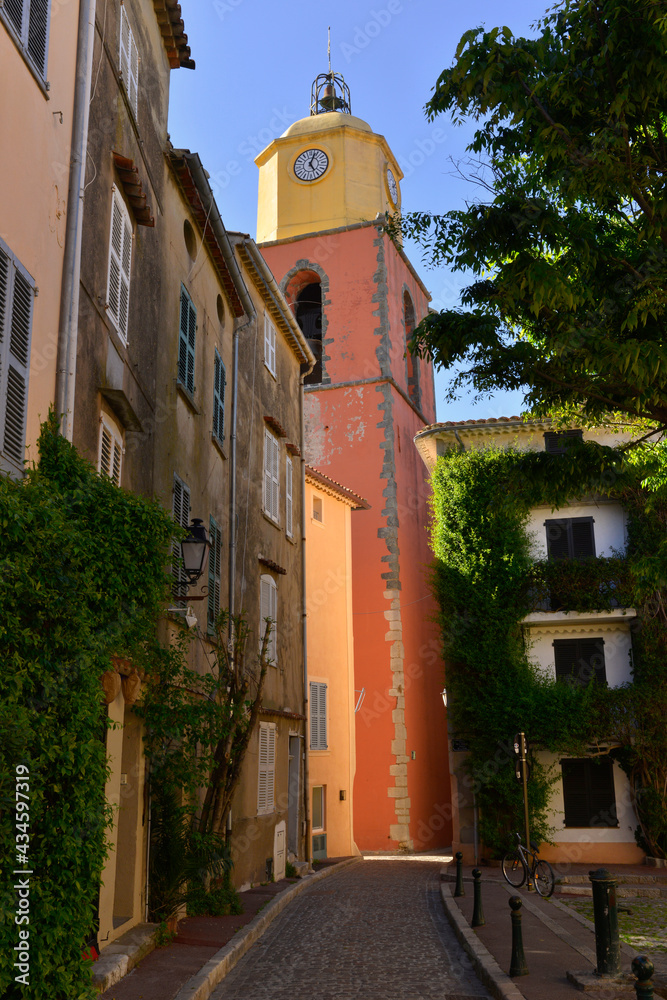 Église Notre-Dame-de-l'Assomption depuis place de l'Ormeau à Saint-Tropez (83990), département du Var en région Provence-Alpes-Côte-d'Azur, France