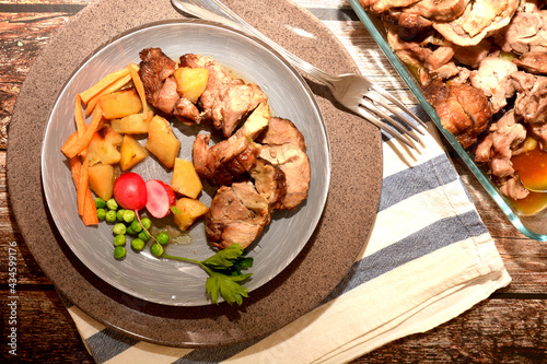 piatto di rollè di tacchino al forno con patate piselli carote e verdure photo
