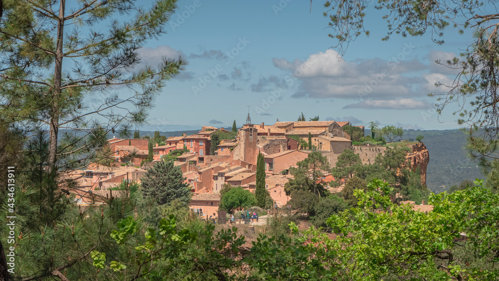 Vue du village de Roussillon, dans le Lubéron, sud de la France. Village coloré avec façades de couleur ocre.