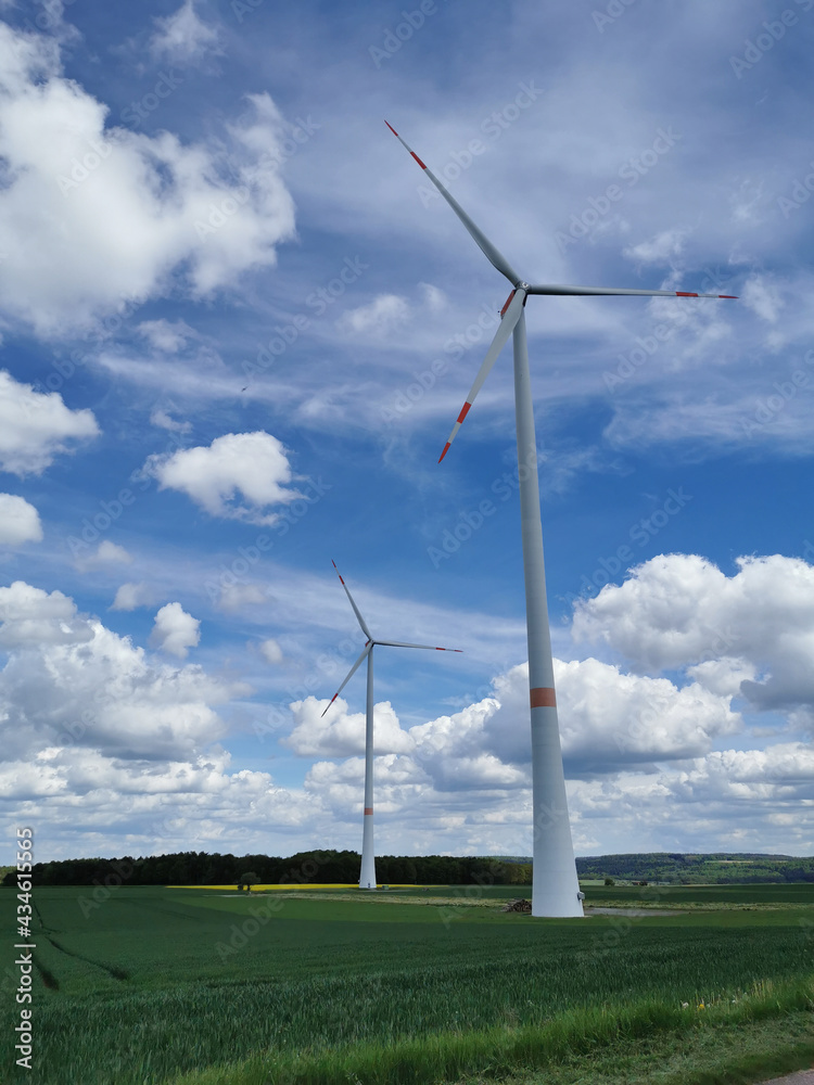 Windrad vor wolkigem blauem Himmel Windrad vor wolkigem blauem Himmel