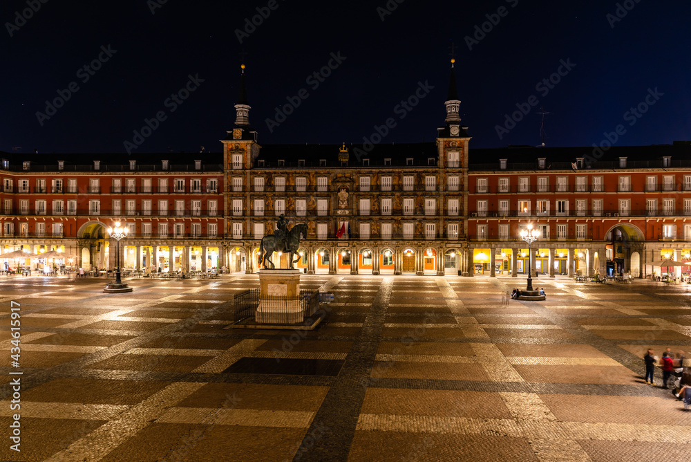 Fototapeta premium Plaza Mayor Square in Madrid at night. View during restrctions for coronavirus covid-19 pandemic. Sunny day with blue sky