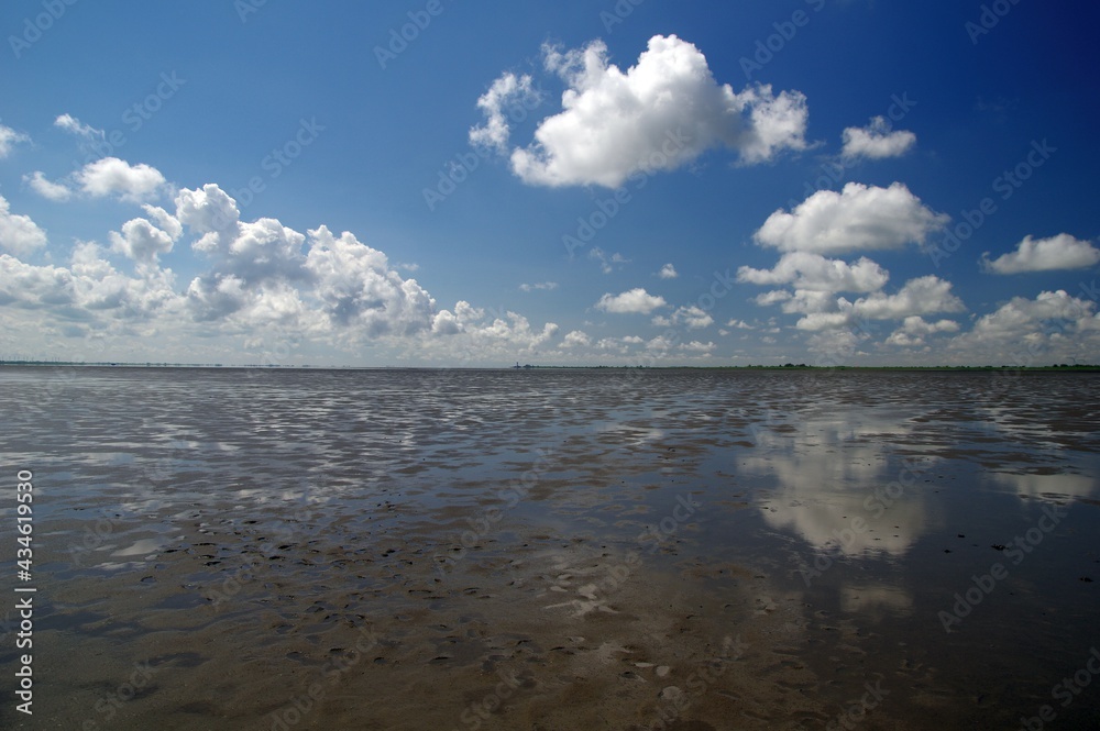 Nordseeküste mit spiegelnden Wolken