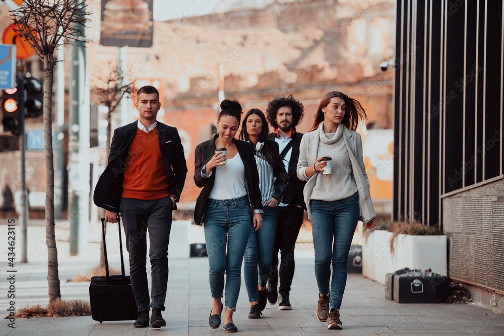 Obraz premium Elegant businesspeople walking in a modern city..