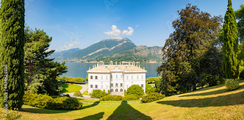 Photos Blick auf Villa Melzi mit Comer See im Hintergrund, Italien