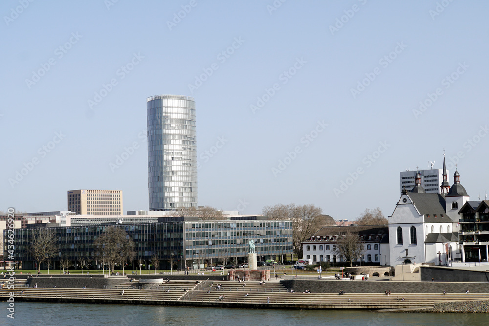 KoelnTriangle, Hochhaus mit Panorama- Aussichtsplattform - KoelnTriangle, high-rise building with panoramic viewing platform