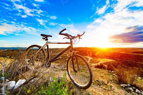 Bicicleta de montaña en paisaje de atardecer. Deporte y estilo de vida saludable. Entretenimiento y ocio deportivo