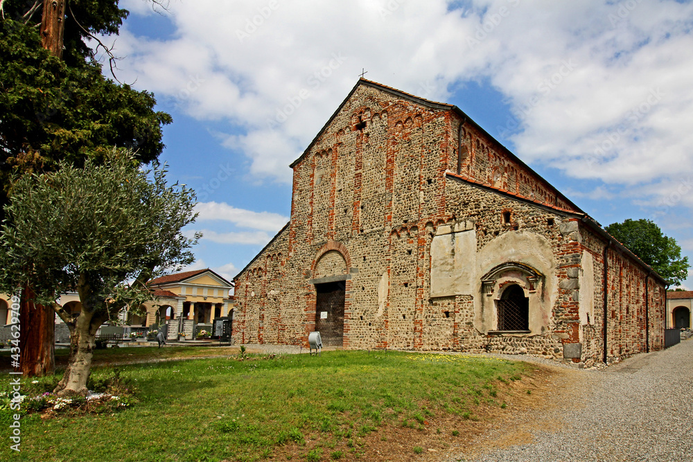 Fototapeta premium la chiesa romanica di San Michele a Oleggio