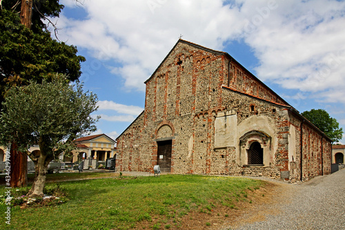 la chiesa romanica di San Michele a Oleggio