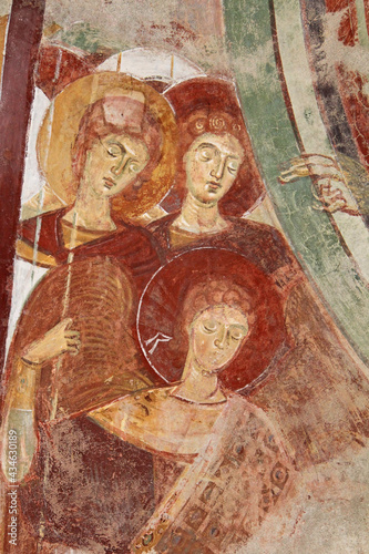 l'Arcangelo Michele e altri angeli; affresco di stile bizantino nella chiesa romanica di San Michele a Oleggio