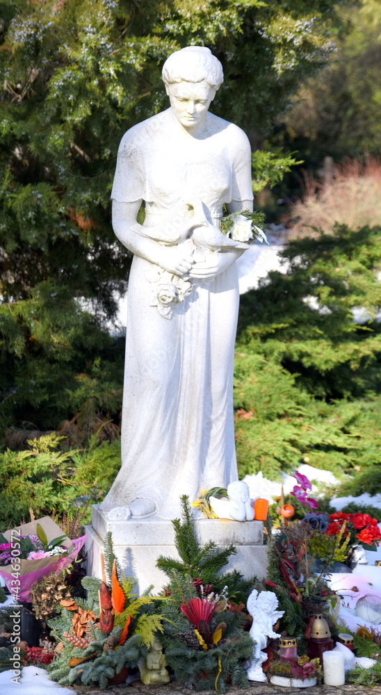 Statue einer trauernden Frau an einem Grab