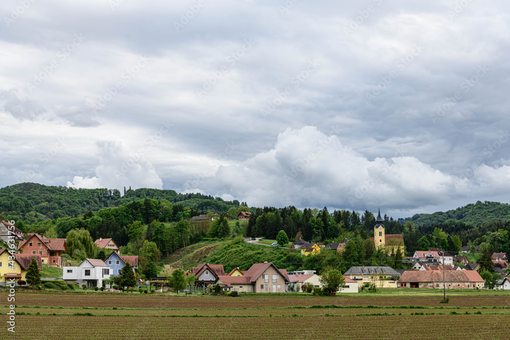 Obraz premium Dorf in der Südweststeiermark