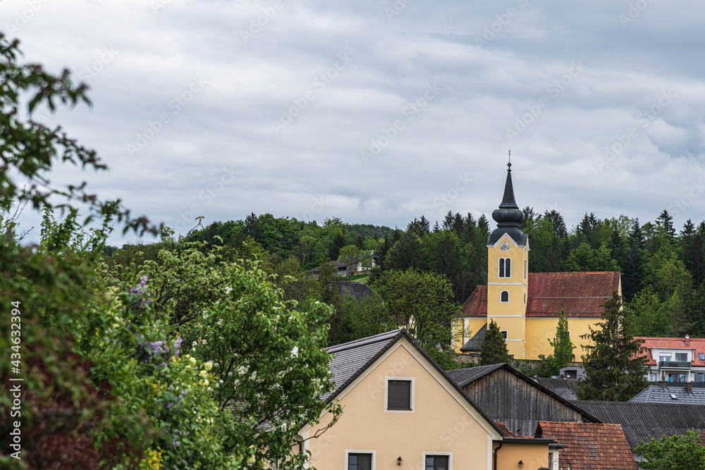 Dorf mit Kirche in der Südweststeiermark