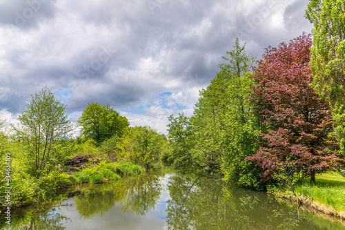 Kleiner Fluss mit Auwald im Fr  hling