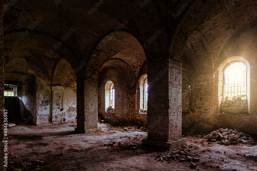 Fototapeta premium Large ancient vaulted hall of abandoned building.