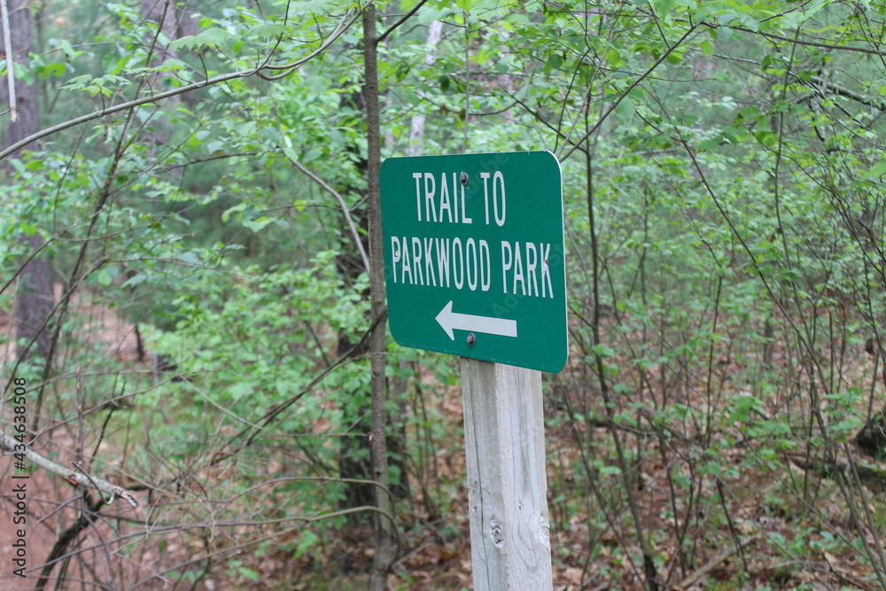 trail to parkwood park sign
