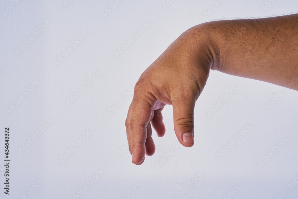 Mano de hombre adulto latino haciendo un gesto en un fondo blanco Stock ...