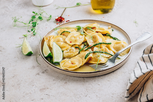 Foto Italian cheese ravioli with roasted asparagus in herbed lemon butter sauce
