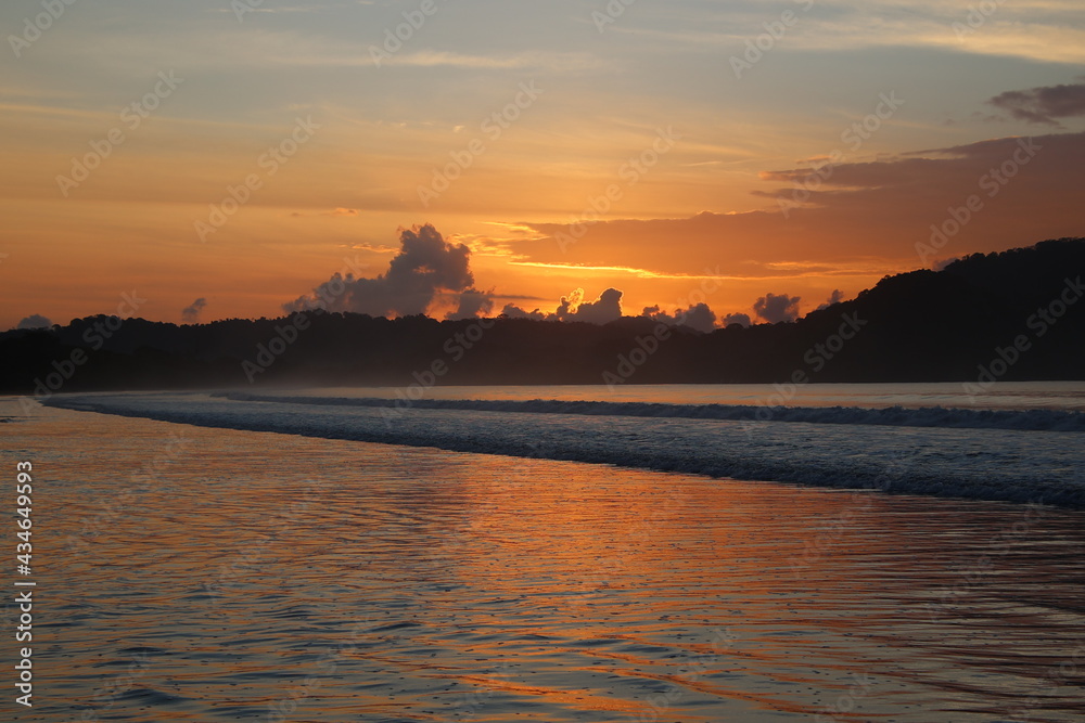 Naklejka premium sunset over the ocean in Costa Rica