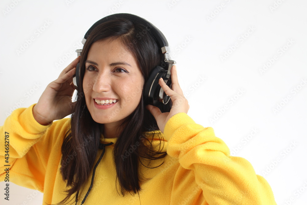 Mujer disfruta escuchando música Mujer disfruta escuchando música