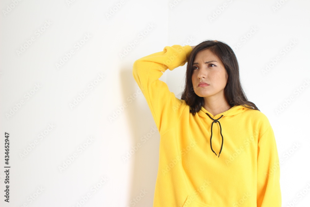 Mujer de pie desconcertada Mujer de pie desconcertada
