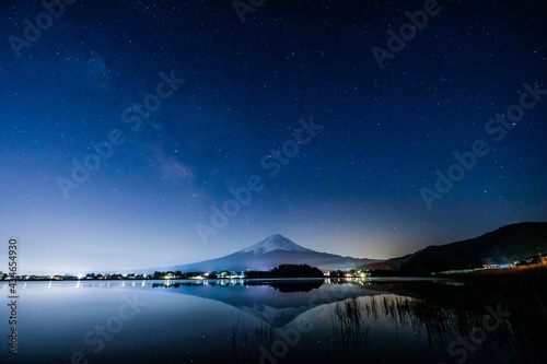山梨県河口湖と富士山と星空