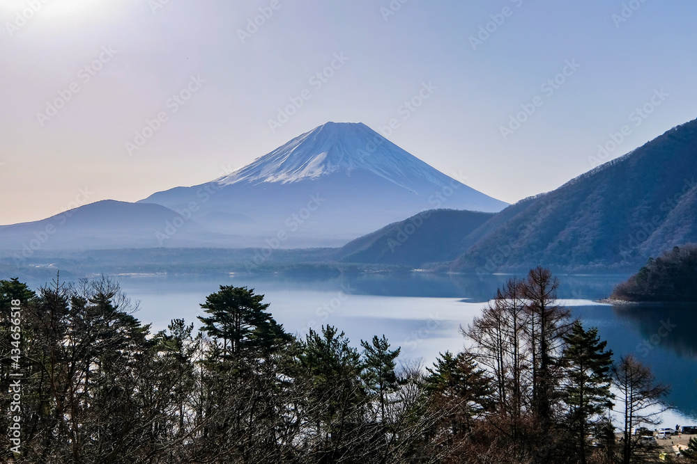 山梨県本栖湖と富士山