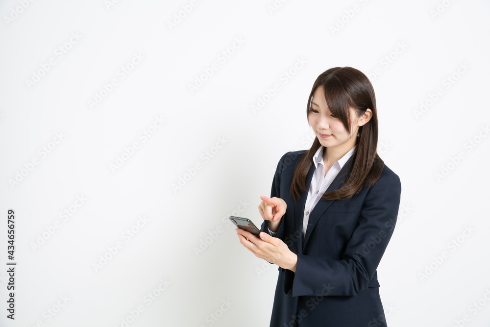 スマートフォンで検索をしているビジネスウーマン スマートフォンで検索をしているビジネスウーマン