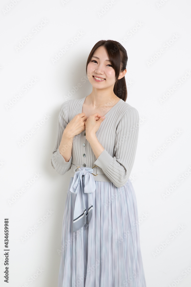 ポージングをしている笑顔のモデル