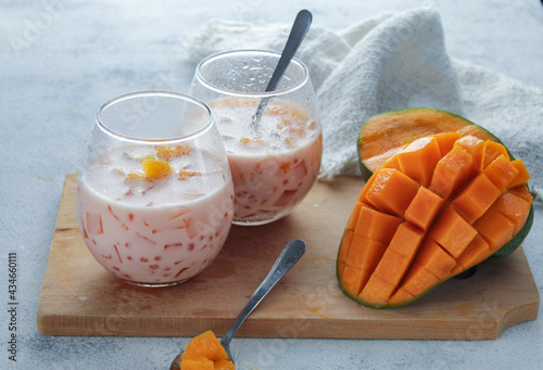 Fotografia two cups of creamy mango sago dessert from Hongkong