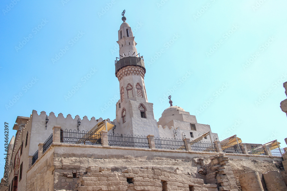 ルクソール神殿の遺跡の上に建てられた「アブ・エル・ハッジャージ・モスク」