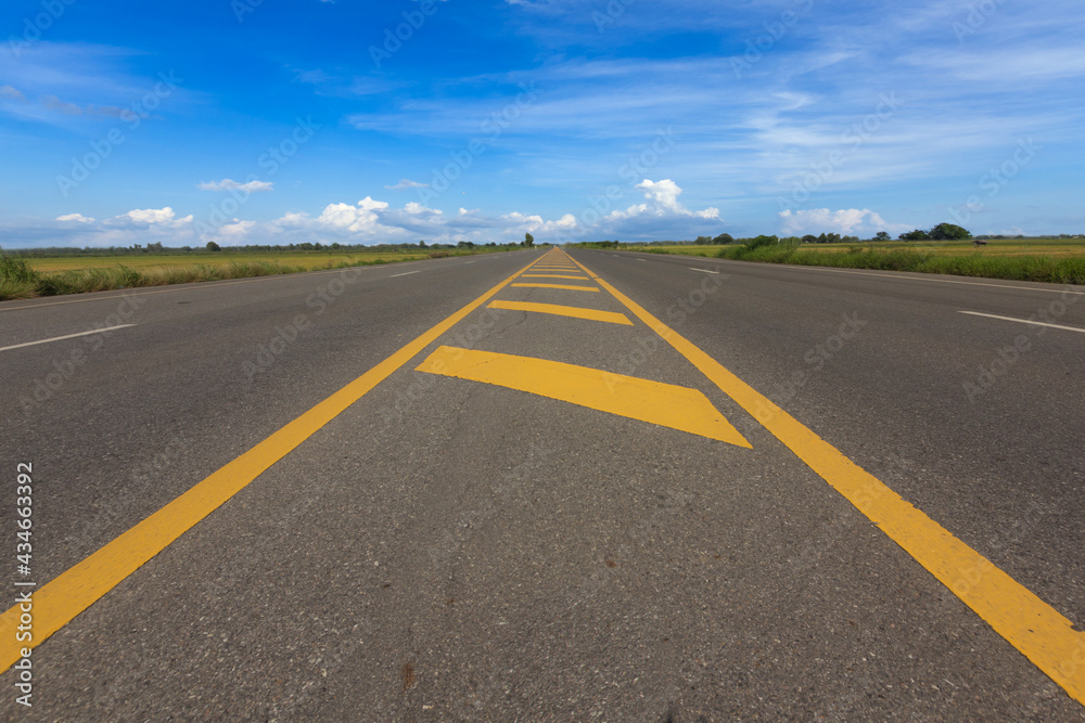 Fototapeta premium Endless road with blue sky