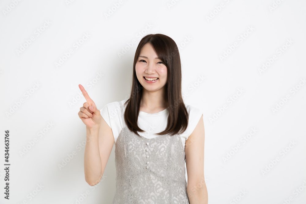 笑顔で指を1本立てている若い女性 笑顔で指を1本立てている若い女性