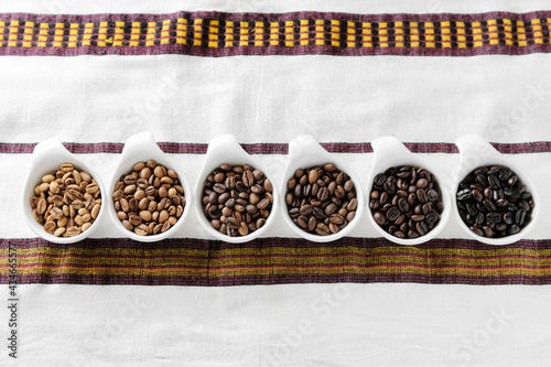 6段階に焙煎されたコーヒー豆 photo