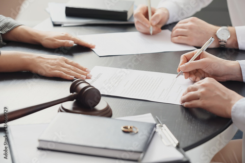 Couple signing divorce decr...