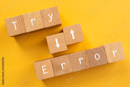 トライアンドエラー｜「Try Error」と書かれた積み木 photo