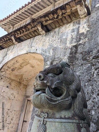 statue