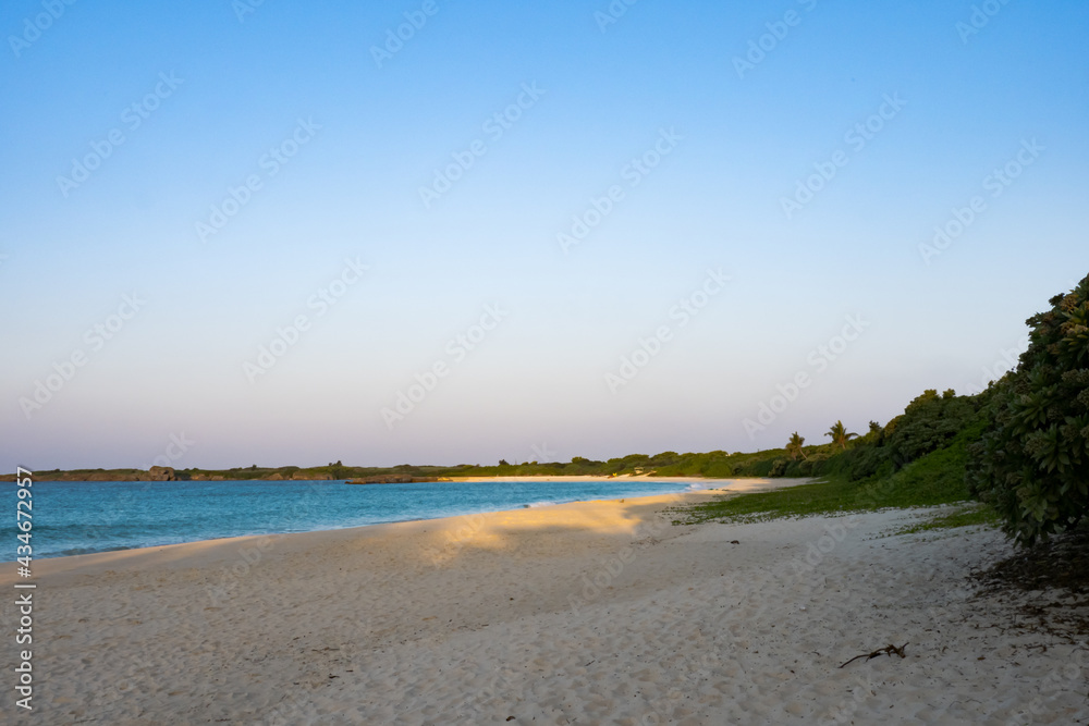 伊良部島の美しいビーチ 早朝の渡口の浜
