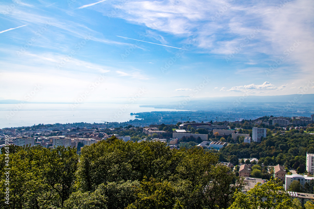 Vue sur Lausanne et le lac Léman depuis le sommet de la Tour de Sauvabelin (Canton de Vaud, Suisse)