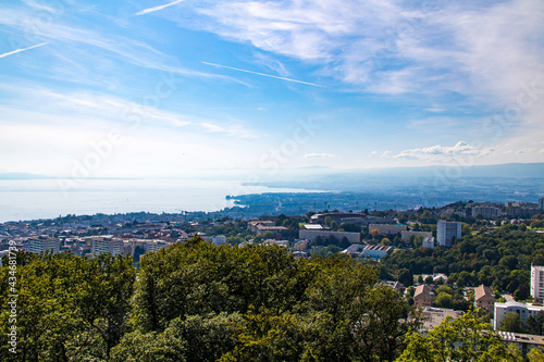 Vue sur Lausanne et le lac L  man depuis le sommet de la Tour de Sauvabelin  Canton de Vaud  Suisse 