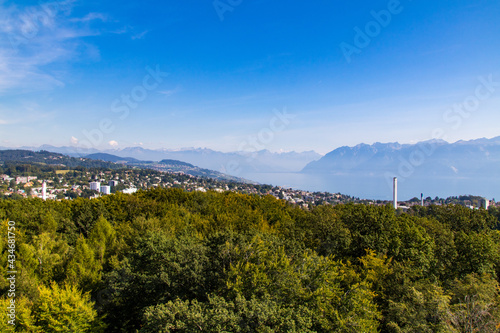 Vue sur Lausanne et le lac Léman depuis le sommet de la Tour de Sauvabelin (Canton de Vaud, Suisse) photo