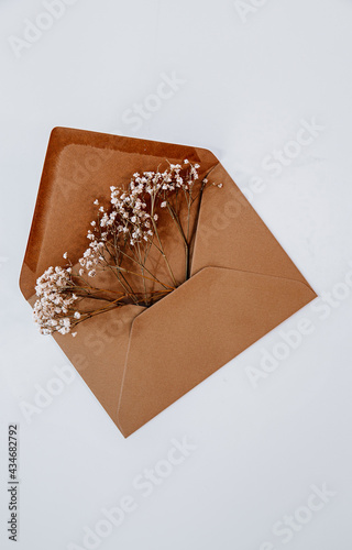 Brown enevelop filled with flowers for wedding, birthday, or graduation. Mood and lifestyle pictures for Instagram and Pinterest 