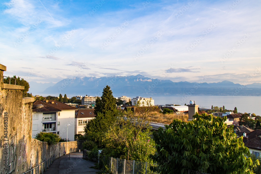 Vue sur le lac Léman et la ville de Lausanne au coucher du soleil depuis le quartier de Sous-Gare (Canton de Vaud, Suisse)