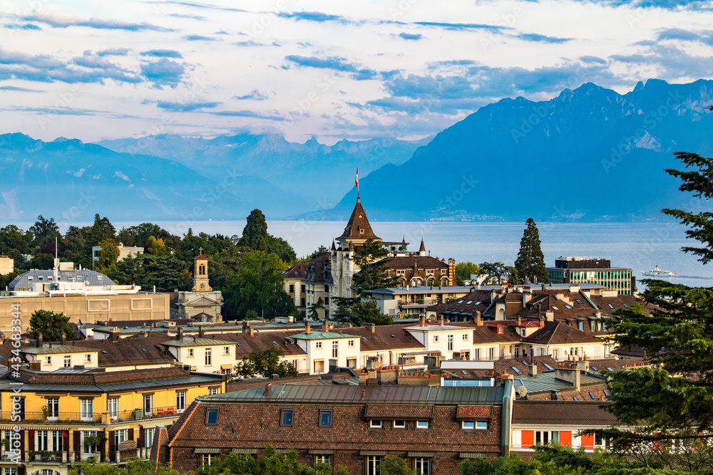 Vue sur le lac Léman et la ville de Lausanne au coucher du soleil depuis le quartier de Sous-Gare (Canton de Vaud, Suisse)